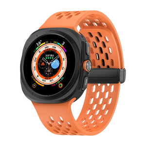 Bracelet sport en silicone orange avec perforations, conçu pour Galaxy Watch Ultra, style respirant et aimanté.