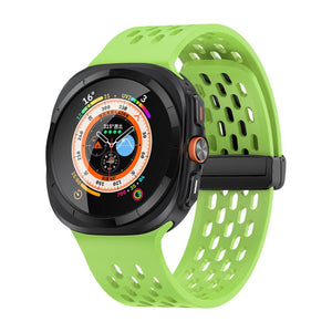 Bracelet sport vert fluo en silicone avec perforations pour Galaxy Watch Ultra, fermoir magnétique noir.
