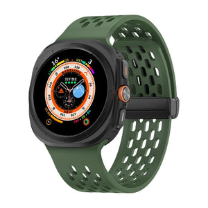 Bracelet sport vert en silicone perforé avec fermeture magnétique pour Galaxy Watch Ultra.