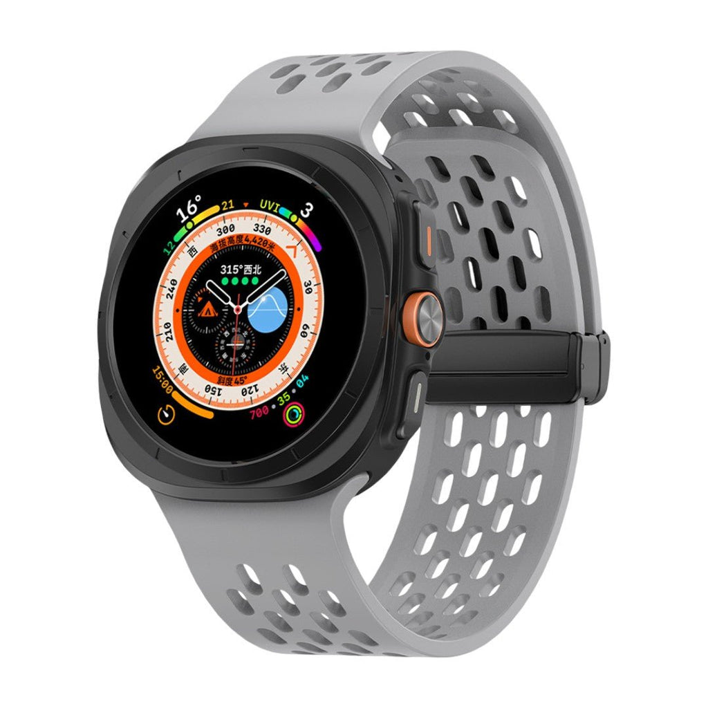 Bracelet sport gris en silicone perforé avec fermeture magnétique pour Galaxy Watch Ultra.