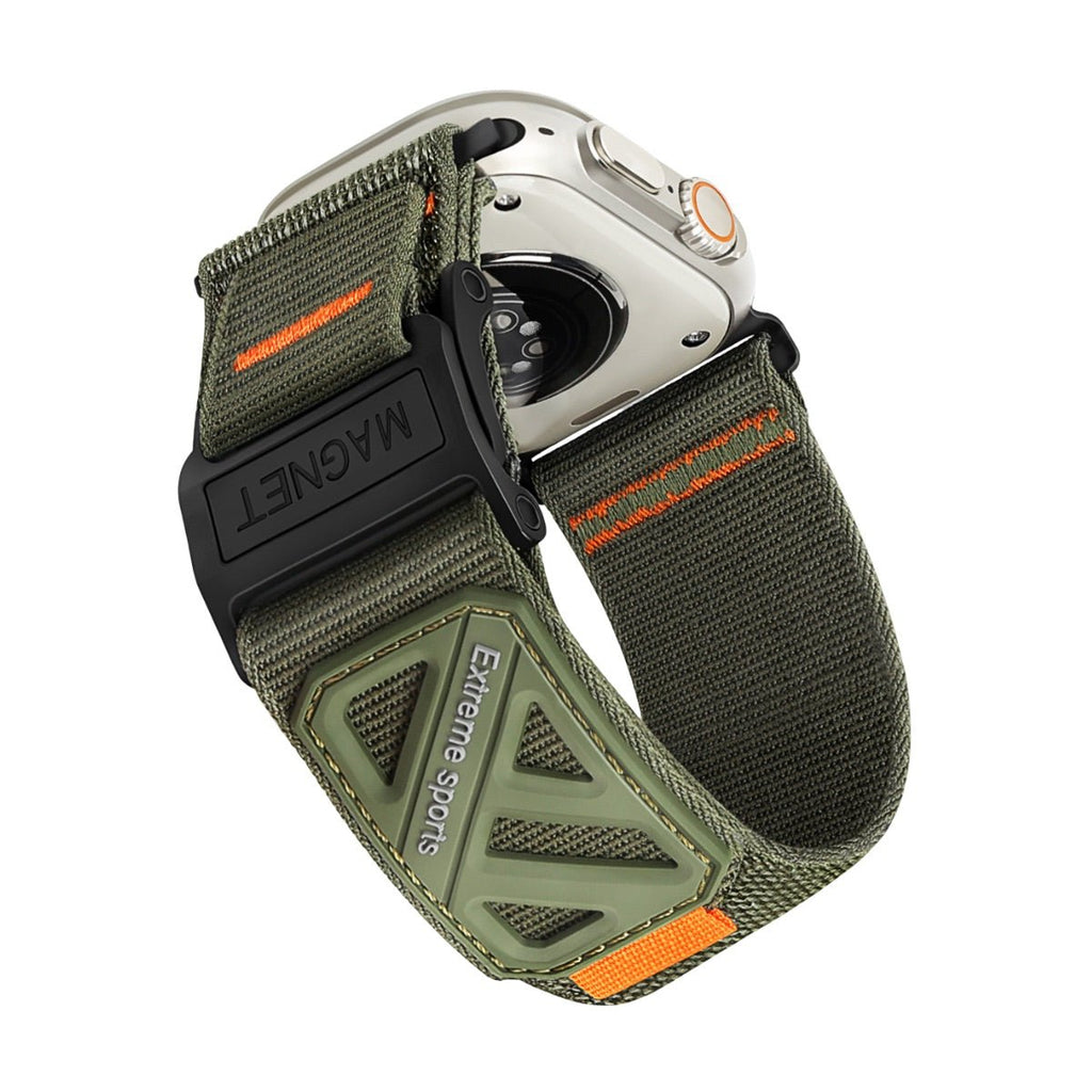 Bracelet Apple Watch vert olive en nylon tissé, fermoir magnétique noir robuste, détails orange, design sport extrême.