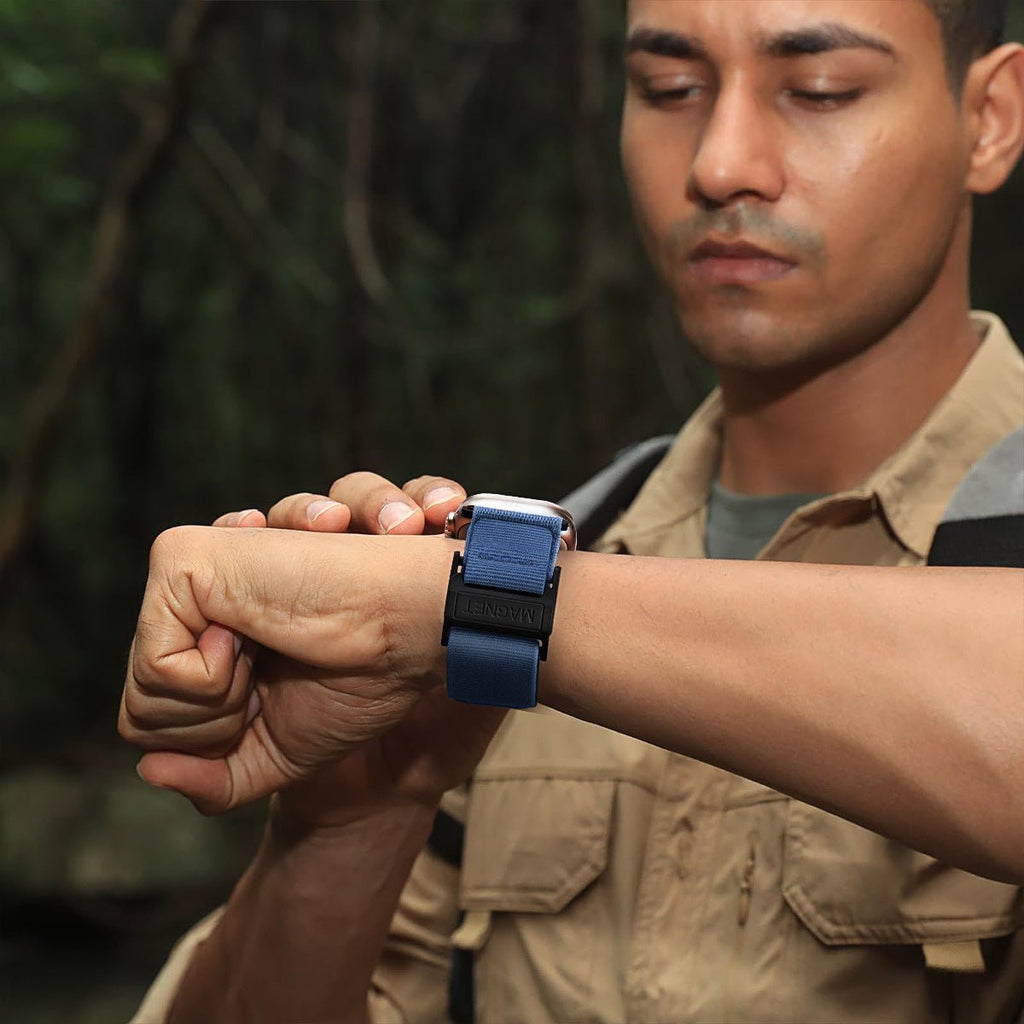 Bracelet tissé bleu marine pour Apple Watch avec fermoir magnétique robuste, style sport et extérieur.