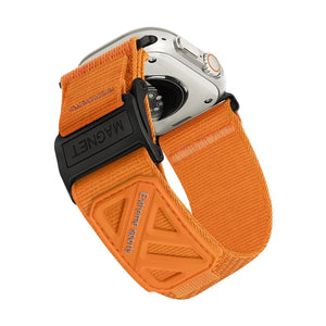 Bracelet Apple Watch orange en nylon tissé, fermoir magnétique noir robuste, design sport extrême.