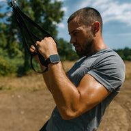 Bracelet Apple Watch nylon noir tressé avec fermoir magnétique robuste, style sport extrême, porté par homme actif en.