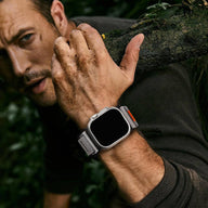 Bracelet Apple Watch nylon tissé gris clair avec fermoir magnétique robuste, style sport extrême.