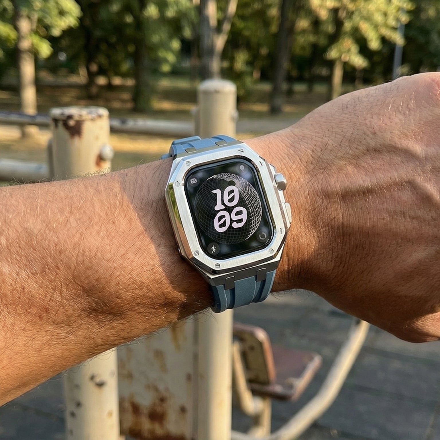 Bracelet sport titane bleu avec boîtier renforcé en acier et fluoroélastomère souple pour Apple Watch Ultra 49mm.