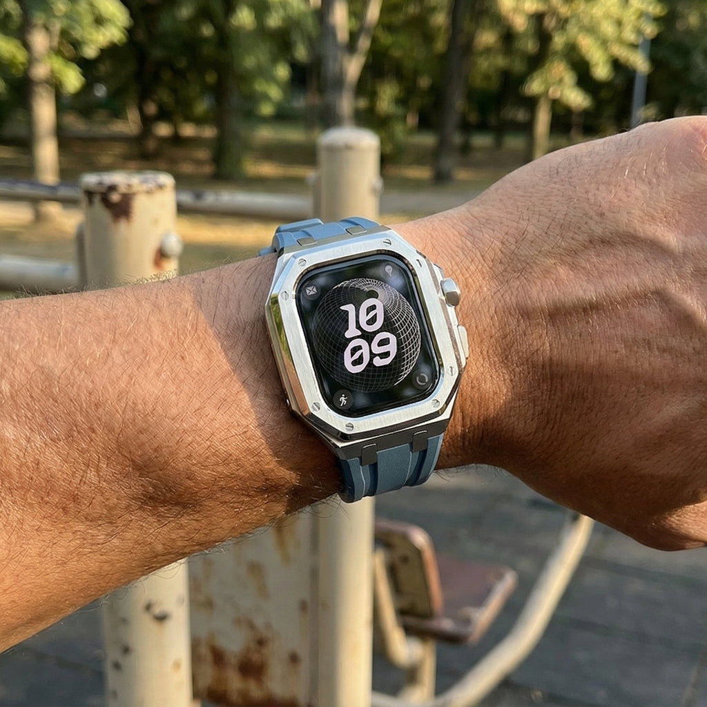 Bracelet sport titane bleu avec boîtier renforcé en acier et fluoroélastomère souple pour Apple Watch Ultra 49mm.