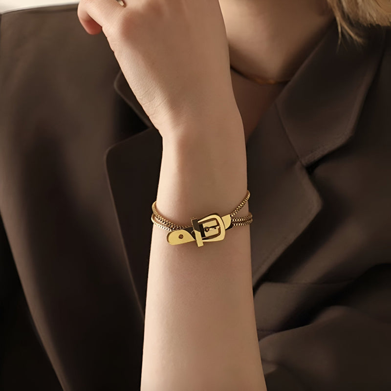Bracelet femme en titane doré style boucle de ceinture fine et élégante.