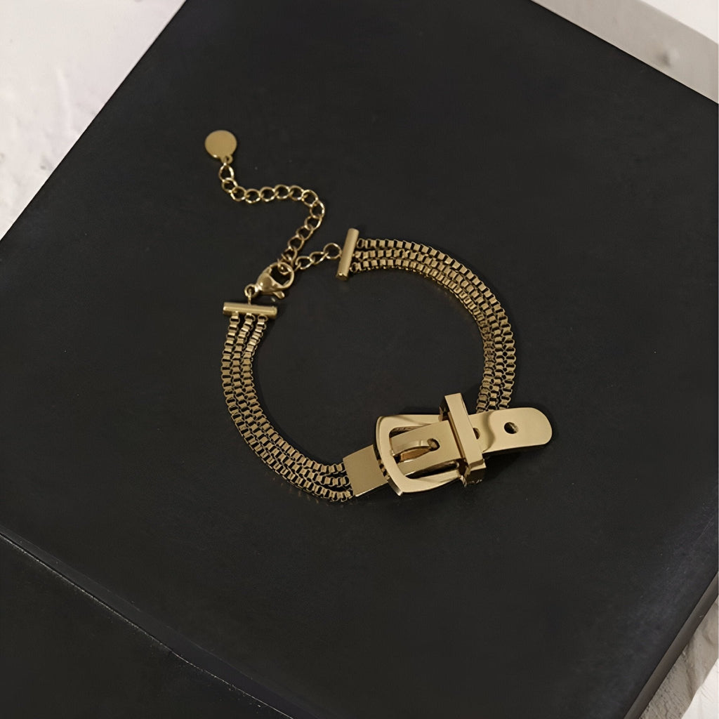Bracelet en titane doré pour femme avec boucle de ceinture et chaîne ajustable.