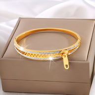 Bracelet jonc fermoir zip or en titane avec détail strass scintillants pour femme.