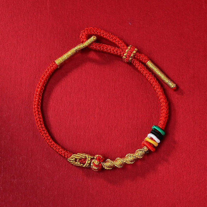 Bracelet serpent en fil rouge ciré avec détails dorés et perles colorées, design Tirzu.