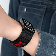 Bracelet en nylon noir à velcro pour Apple Watch, ajustable, édition Kalebol, détail rouge badge.