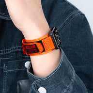 Bracelet en nylon orange à velcro pour Apple Watch, modèle Kayle, ajustable, style sportif.
