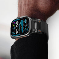 Bracelet tactique magnétique en acier inoxydable gris foncé, ajustable, porté avec Apple Watch écran noir.