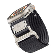 Bracelet tactique noir en nylon ajustable avec boucle métallique pour Apple Watch.