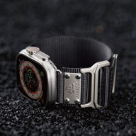 Bracelet tactique noir en nylon avec attache métal argentée pour Apple Watch.