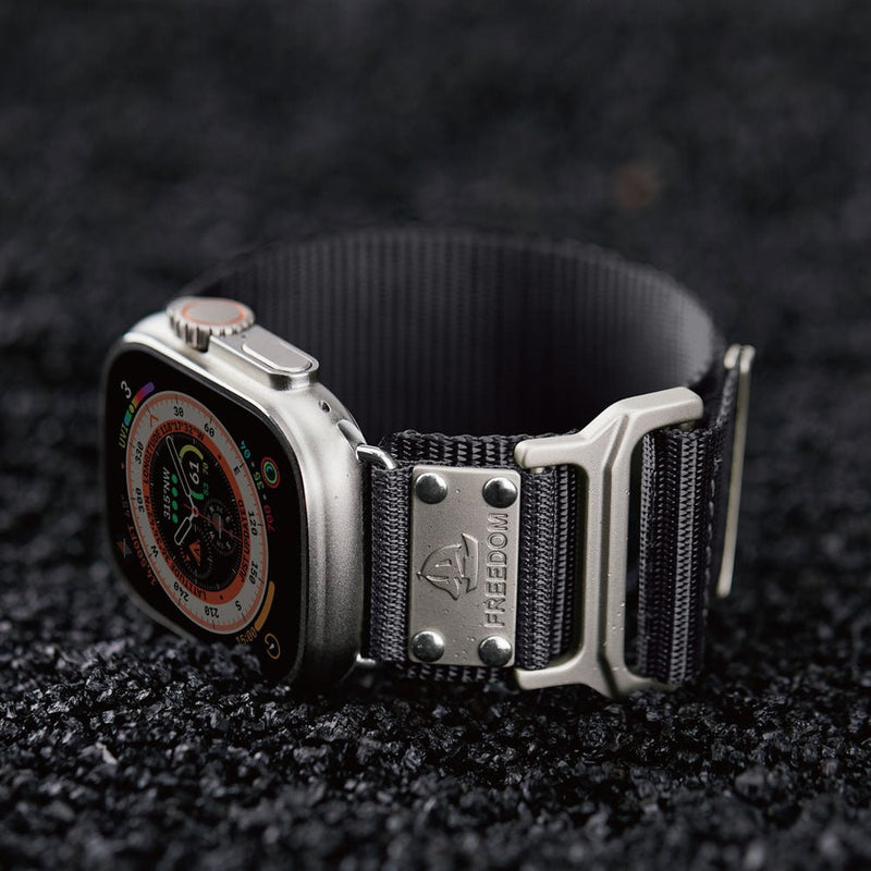 Bracelet tactique noir en nylon avec attache métal argentée pour Apple Watch.