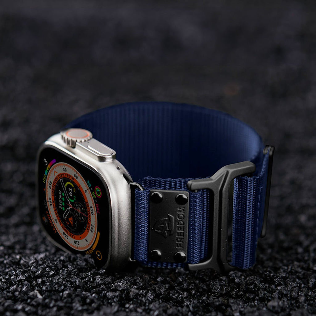 Bracelet tactique en nylon bleu ajustable pour Apple Watch avec boucle noire robuste.