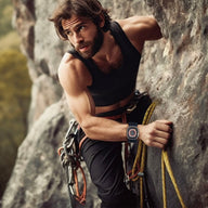 Bracelet tactique en nylon noir ajustable pour Apple Watch porté par grimpeur sportif.