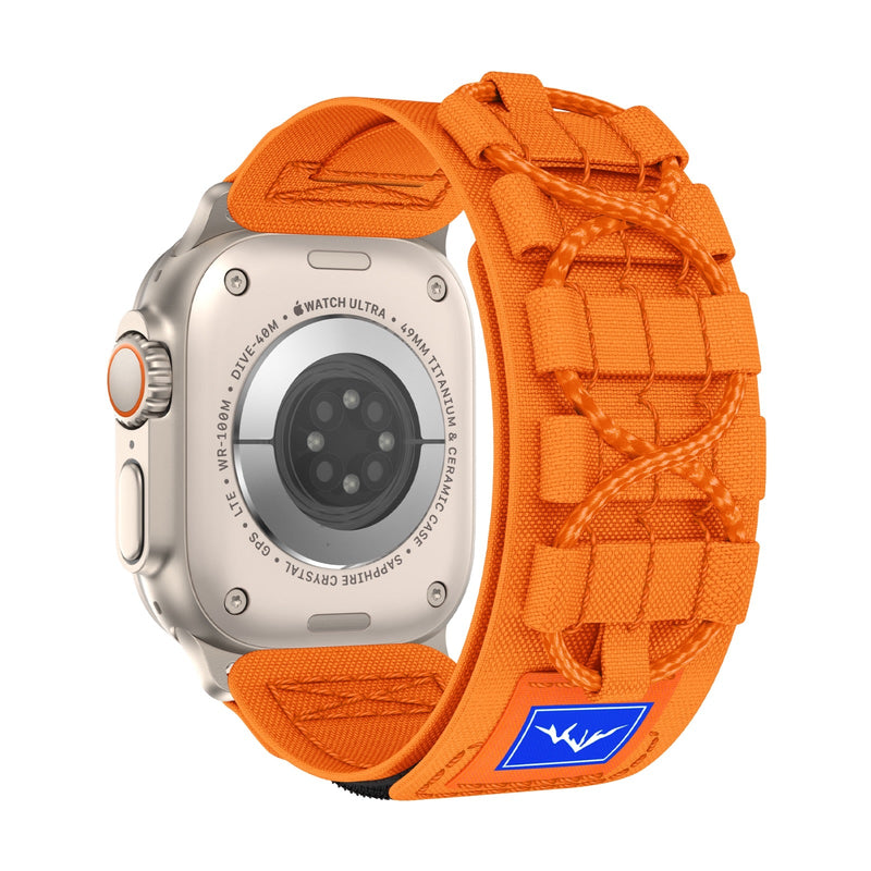 Bracelet tactique orange en nylon avec sangle ajustable et détail étiquette bleue pour Apple Watch.