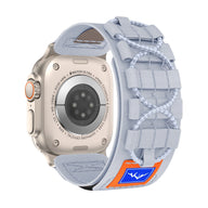 Bracelet tactique en nylon gris clair pour Apple Watch avec attaches et patch orange montagne.