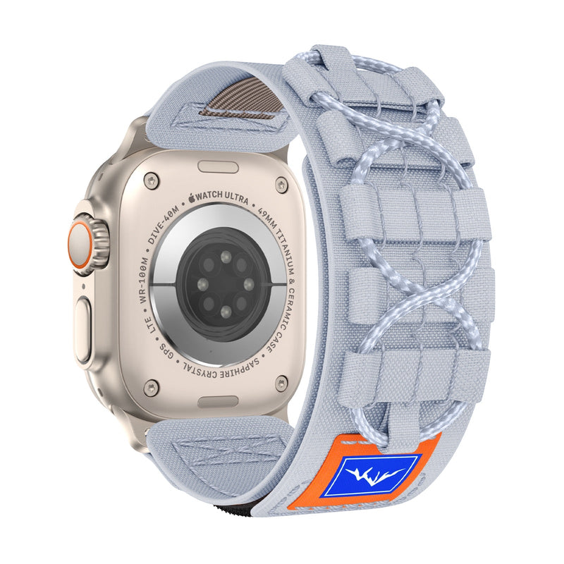 Bracelet tactique en nylon gris clair pour Apple Watch avec attaches et patch orange montagne.