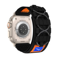 Bracelet tactique noir et orange en nylon pour Apple Watch avec fixation ajustable et étiquette bleue.