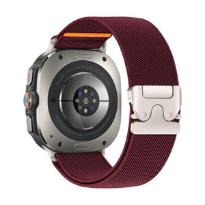 Bracelet tactique en nylon tissé bordeaux avec boucle métallique argentée pour montre Samsung Ultra.