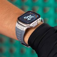 Bracelet silicone gris résistant pour Apple Watch avec boucle ardillon argentée, modèle Landin.