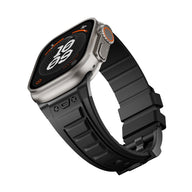 Bracelet tactique en silicone noir mat, boucle ardillon argentée, style ajustable pour Apple Watch.