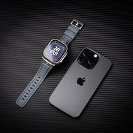 Bracelet tactique en silicone gris et argent pour Apple Watch, ardillon ajustable, design robuste.