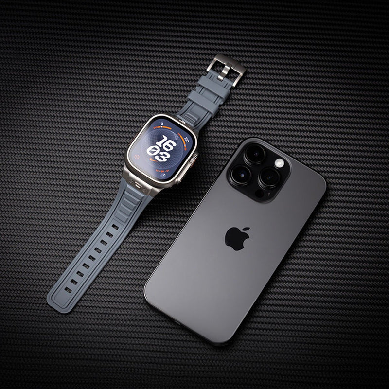 Bracelet tactique en silicone gris et argent pour Apple Watch, ardillon ajustable, design robuste.