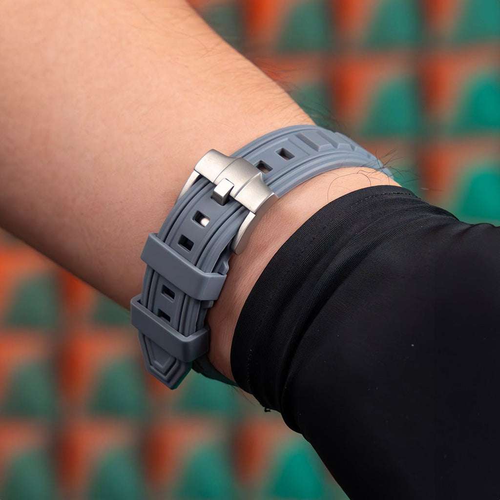 Bracelet silicone gris avec boucle ardillon argentée, style tactique ajustable pour Apple Watch.