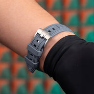 Bracelet silicone gris avec boucle ardillon argentée, style tactique ajustable pour Apple Watch.