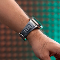 Bracelet tactique gris et noir en silicone ajustable pour Apple Watch avec boucle ardillon.