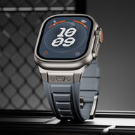 Bracelet tactique en silicone gris avec boucle ardillon pour Apple Watch, design robuste et ajustable.