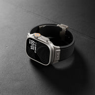 Bracelet noir en silicone résistant avec fermoir papillon argent pour Apple Watch.