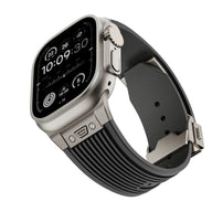 Bracelet tactique noir en silicone résistant avec fermoir papillon ajustable pour Apple Watch.