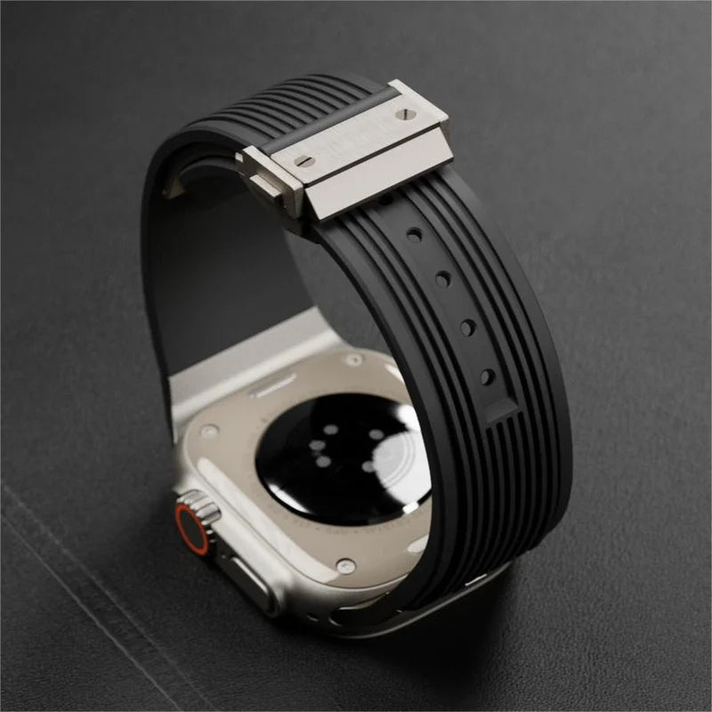 Bracelet tactique noir en silicone avec fermoir papillon argenté pour Apple Watch, modèle Balinor.