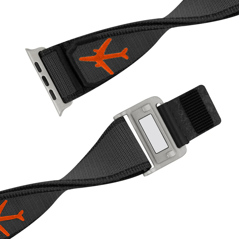 Bracelet tactique noir pour Apple Watch avec motif avion orange et fermeture magnétique argentée.