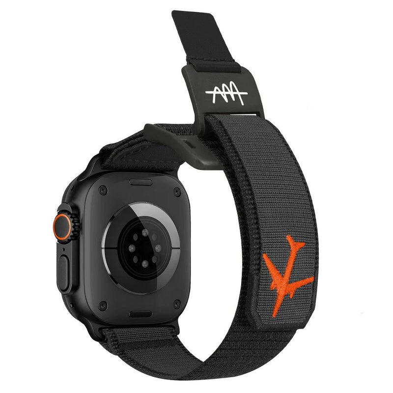 Bracelet tactique noir et orange pour Apple Watch, bande magnétique ajustable avec logo orange vif.