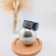 Bracelet pour Apple Watch bleu marine en nylon tressé, fermoir magnétique en métal, design robuste et ajustable.