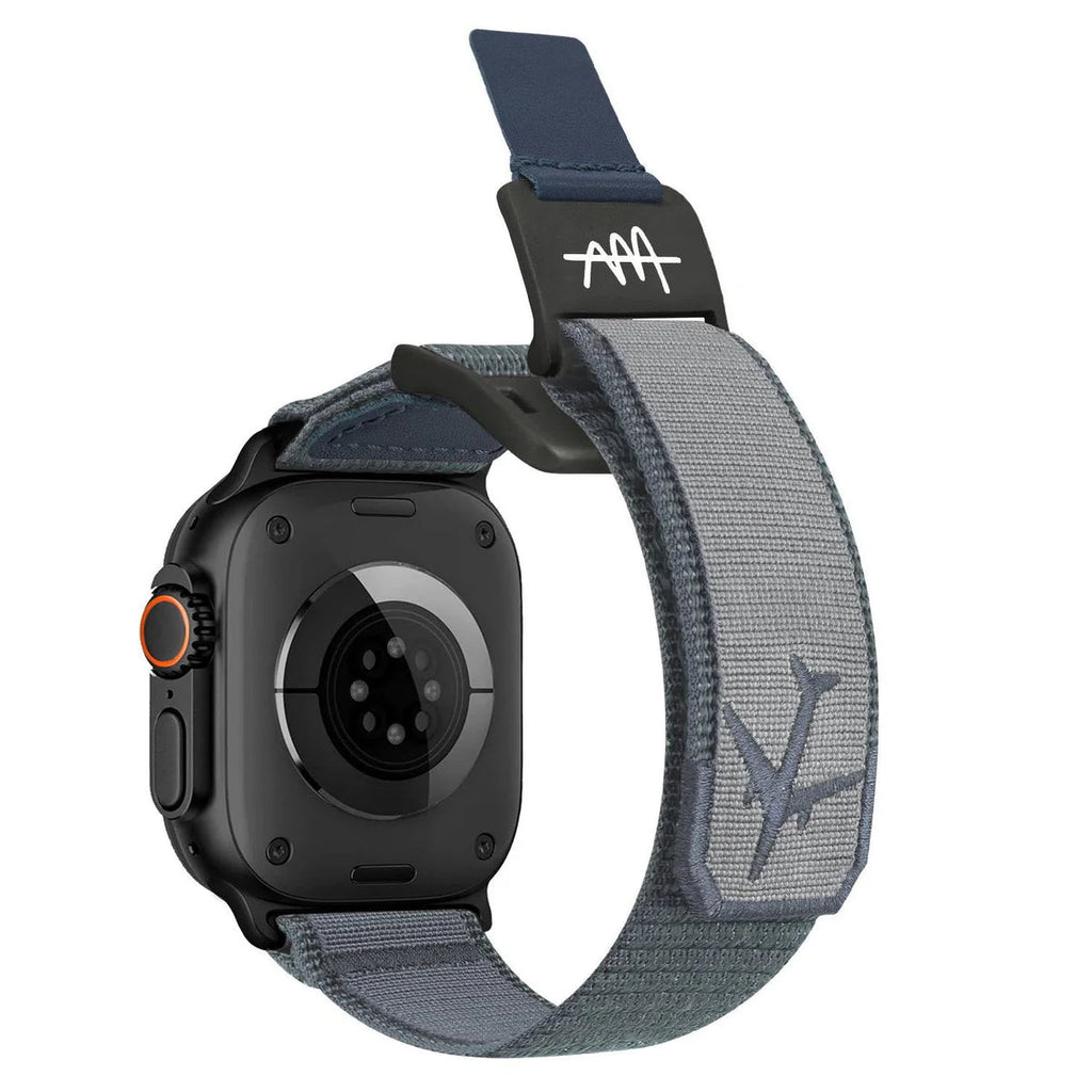 Bracelet tactique gris ajustable pour Apple Watch avec attache magnétique et logo brodé bleu.