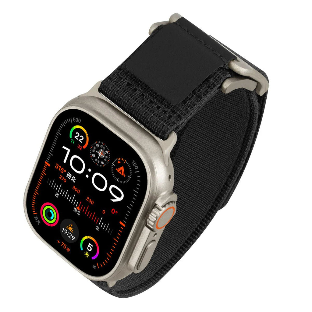 Bracelet tactique noir ajustable en nylon résistant avec fermeture magnétique pour Apple Watch argentée.