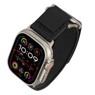 Bracelet tactique noir ajustable en nylon résistant avec fermeture magnétique pour Apple Watch argentée.