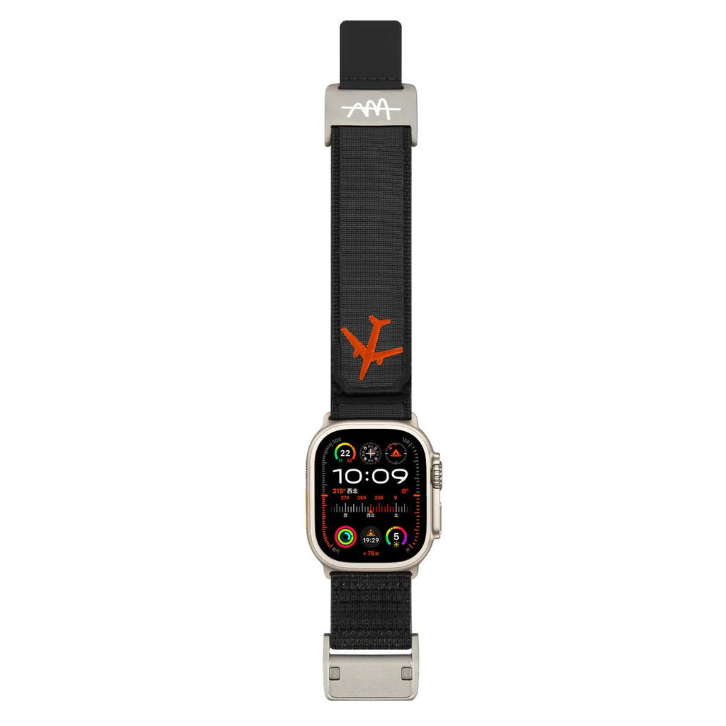 Bracelet tactique noir pour Apple Watch avec logo orange et fermoir métallique argenté ajustable.