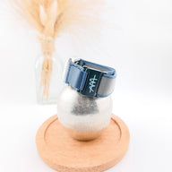 Bracelet tactique bleu foncé en nylon résistant avec fermoir magnétique pour Apple Watch, style trail ajustable.