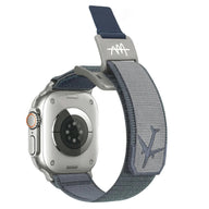 Bracelet tactique gris et noir ajustable pour Apple Watch, fermeture magnétique robuste.