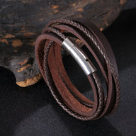 Bracelet tressé en cuir marron multi tours avec fermoir métallique argenté brillant.