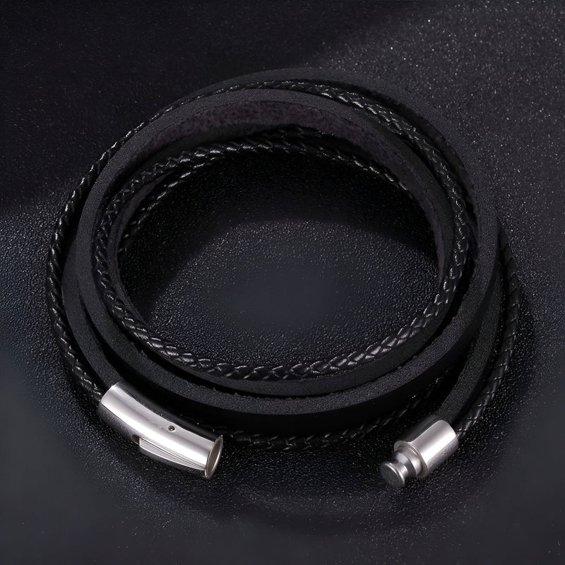 Bracelet tressé en cuir noir multi tours avec fermoir magnétique en acier inoxydable.